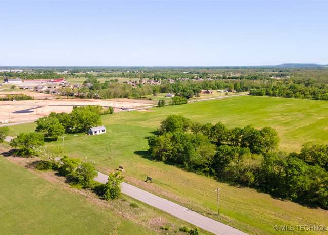 Property at 4 W Oak St, Skiatook, OK 74070