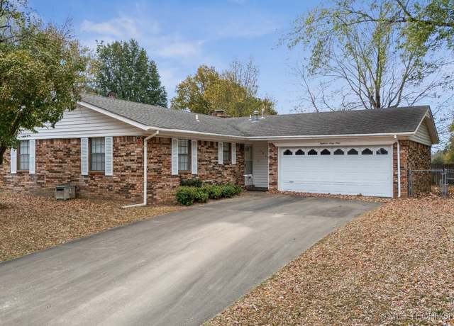 Property at 1869 Surrey Dr, Pryor, OK 74361, 3 beds, 2 baths