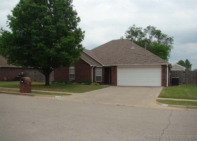 Property at 5305 Richmond Dr, Bartlesville, OK 74006, 3 beds, 2 baths