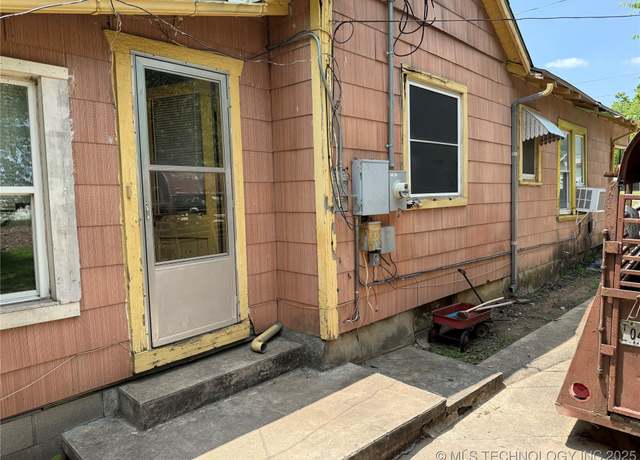 Property at 201 E Main St, Henryetta, OK 74437, 2 beds, 1 bath