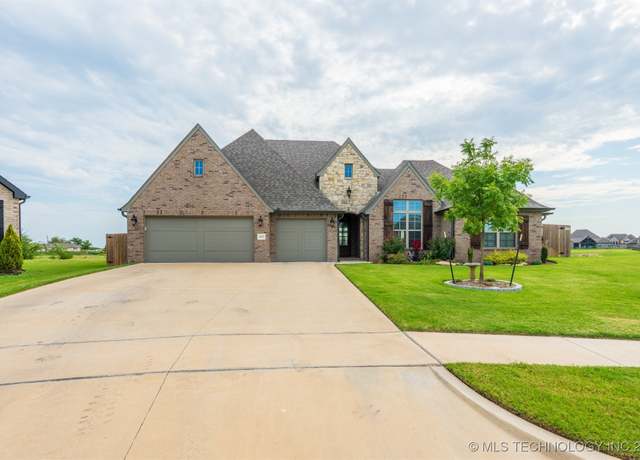 Property at 6323 N 25th St, Broken Arrow, OK 74014, 4 beds, 2.5 baths
