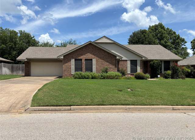 Property at 1124 Surrey Dr, Ardmore, OK 73401, 3 beds, 2 baths