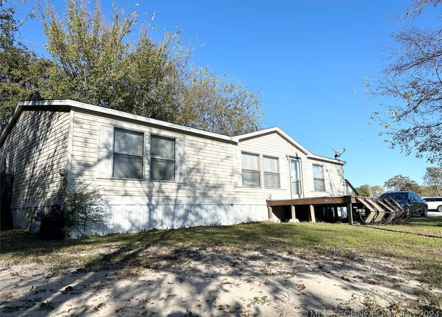 Property at 975 SE F St, Ardmore, OK 73401, 3 beds, 2 baths