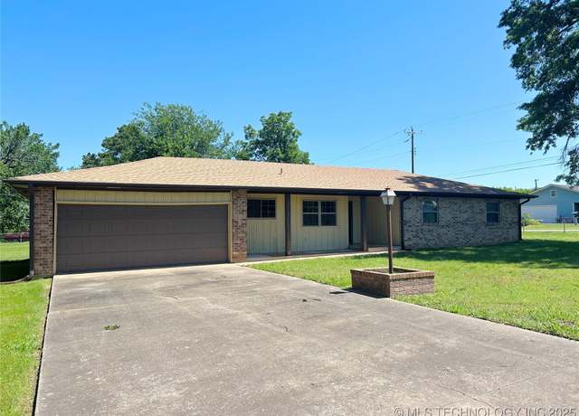 Property at 502 W Elm St, Henryetta, OK 74437, 3 beds, 2 baths