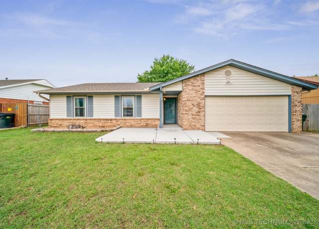 Property at 2910 S Main St, Sapulpa, OK 74066, 3 beds, 2 baths