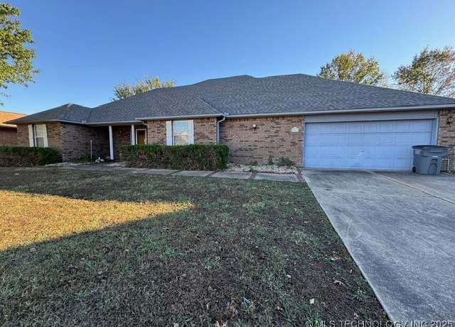 Property at 1807 SW 2nd Pl, Wagoner, OK 74467, 3 beds, 2.5 baths