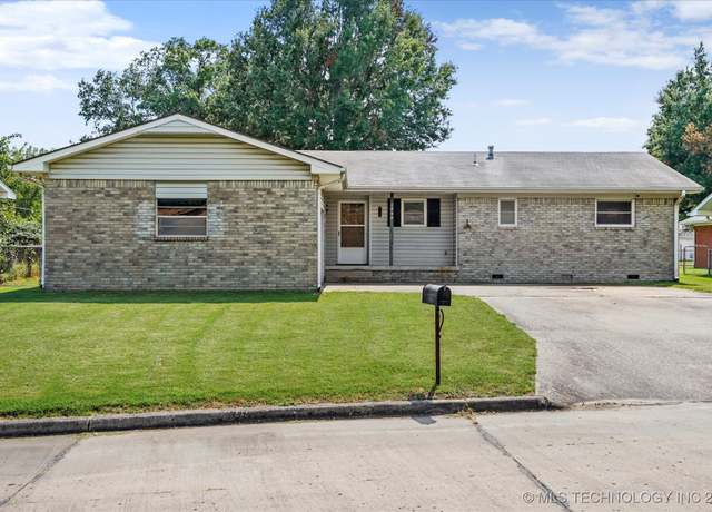 Property at 1004 Colonial Dr, Pryor, OK 74361, 3 beds, 2 baths