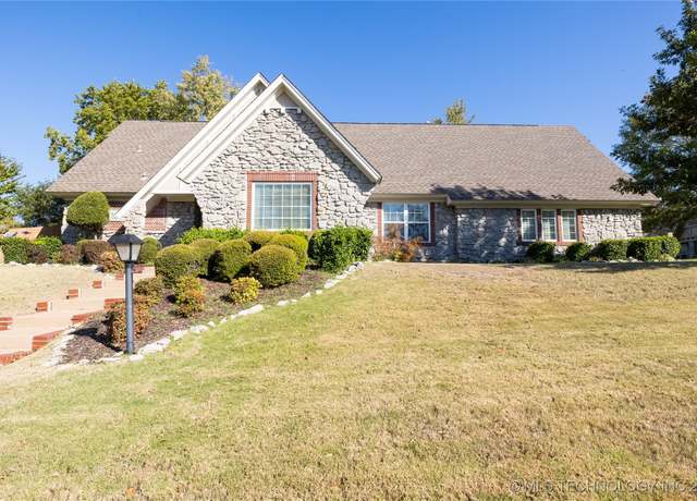 Property at 3633 E 70th Pl, Tulsa, OK 74136, 5 beds, 3.5 baths