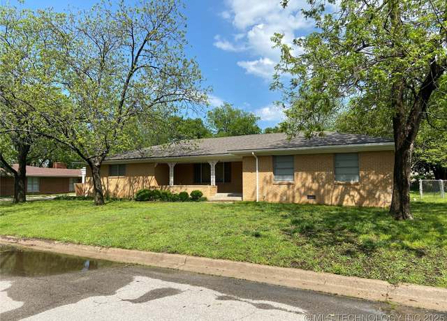 Property at 1722 Essex St, Ardmore, OK 73401, 4 beds, 2 baths