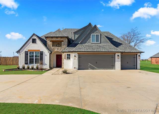 Property at 4922 S 81st West Ave, Tulsa, OK 74107, 5 beds, 4.5 baths