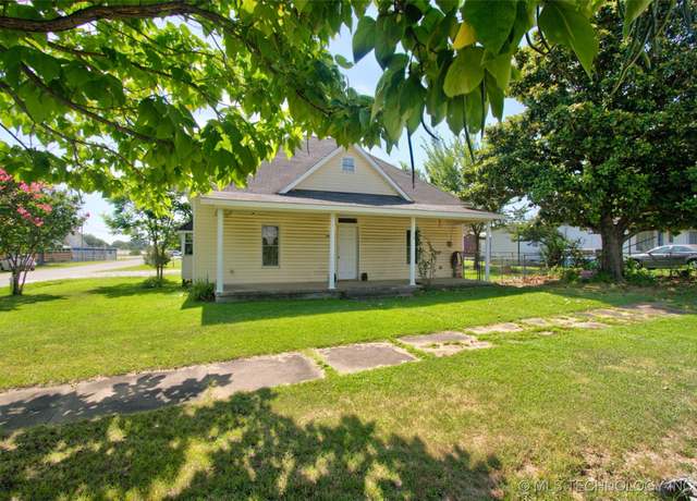 Property at 504 SW 1st St, Checotah, OK 74426, 1 bed, 2 baths