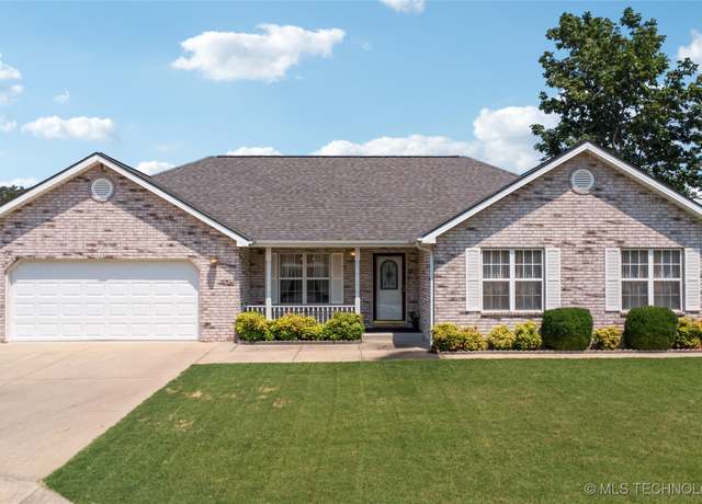 Property at 225 SE 15th Ct, Pryor, OK 74361, 3 beds, 2.5 baths