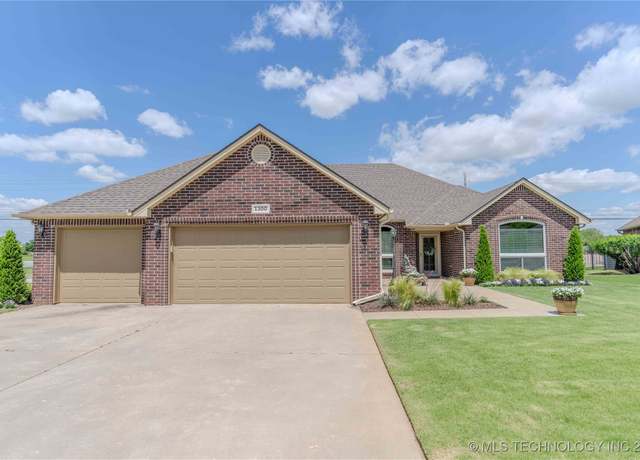 Property at 1300 E Yakima St, Broken Arrow, OK 74012, 4 beds, 2.5 baths