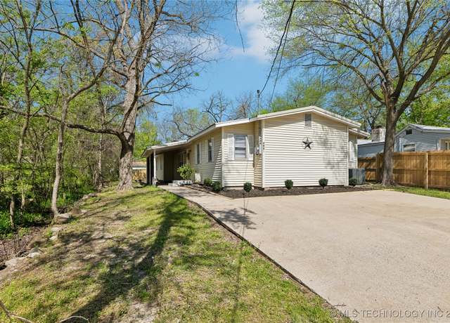Property at 422 S Mission Ave Unit 1/2, Tahlequah, OK 74464, 4 beds, 2 baths
