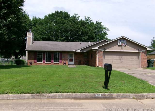Property at 1614 Beaver, Muskogee, OK 74403, 3 beds, 2 baths