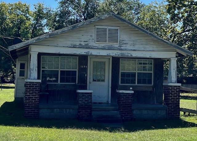 Property at 1104 W 9th St, Okmulgee, OK 74447, 2 beds, 1 bath