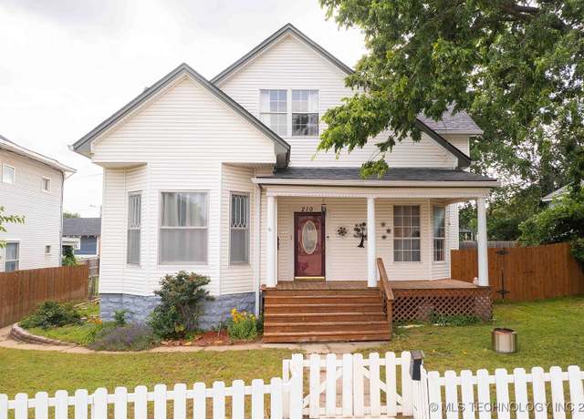 Property at 210 S Water St, Sapulpa, OK 74066, 4 beds, 3 baths