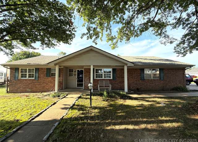 Property at 10733 E 20th St, Tulsa, OK 74128, 3 beds, 2 baths