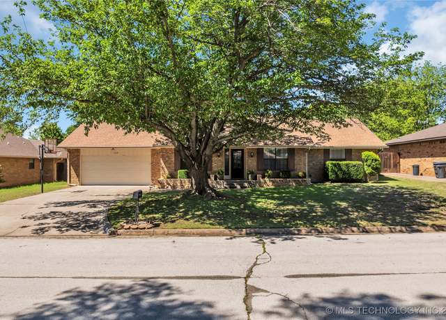 Property at 1609 Olive St, Ardmore, OK 73401, 4 beds, 2.5 baths