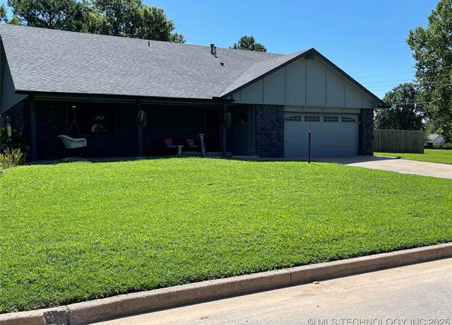 Property at 8213 S Ash Ave, Broken Arrow, OK 74011, 6 beds, 2 baths