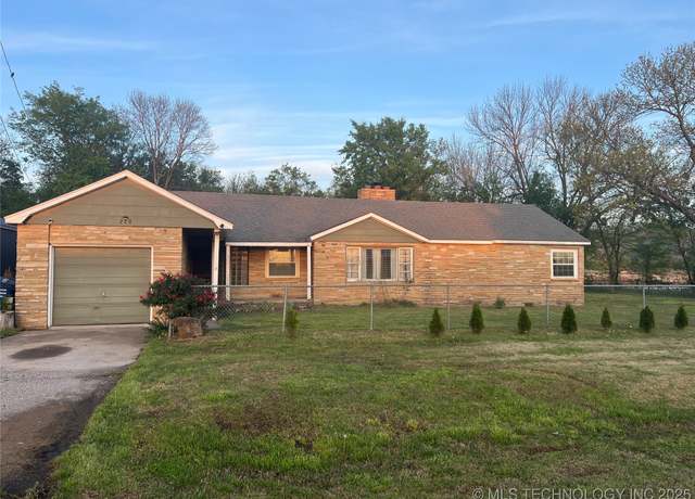Property at 220 S Wyandotte St, Locust Grove, OK 74352, 3 beds, 1 bath