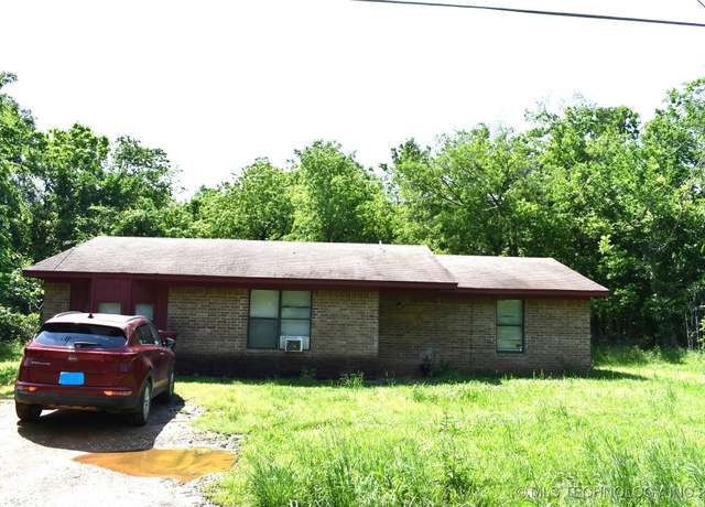 Property at 708 S J St, Hugo, OK 74743, 3 beds, 2 baths