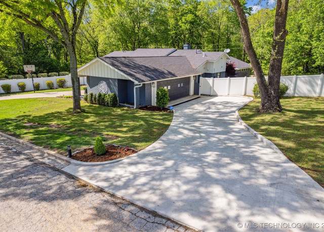 Property at 3220 Lakewood Dr, Ada, OK 74820, 3 beds, 2.5 baths