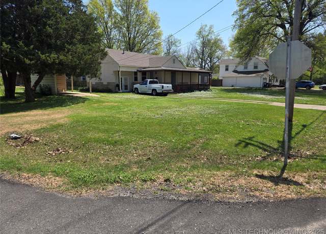 Property at 910 N Parkinson Ave, Wagoner, OK 74467, 2 beds, 2 baths
