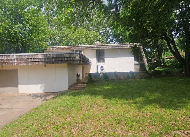 Property at 109 N 10th St, Ponca City, OK 74601, 3 beds, 2 baths