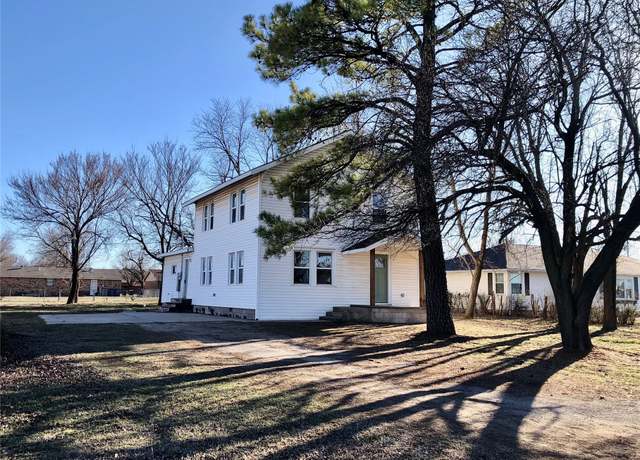 Property at 1423 E Walnut St, Cushing, OK 74023, 4 beds, 2.5 baths