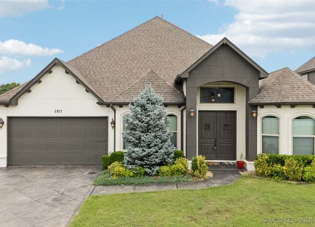 Property at 905 W Elmira St, Broken Arrow, OK 74012, 5 beds, 3 baths