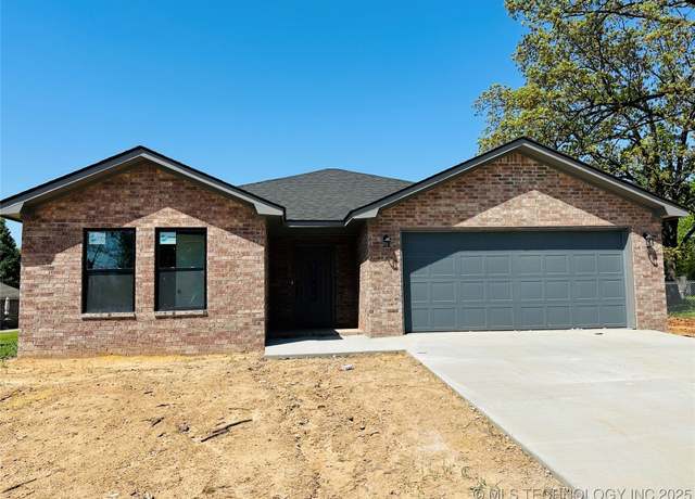 Property at 1004 Gore St, Muldrow, OK 74948, 3 beds, 2 baths