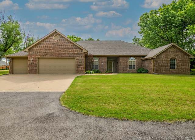 Property at 1310 Prairie Heights Dr, Bartlesville, OK 74006, 4 beds, 3 baths