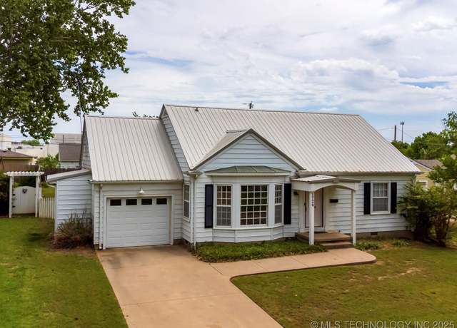 Property at 1724 Cherokee Pl, Bartlesville, OK 74003, 2 beds, 2 baths