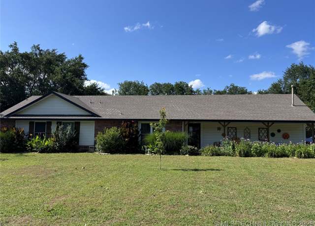 Property at 10085 E Northshire St, Claremore, OK 74017, 3 beds, 2 baths