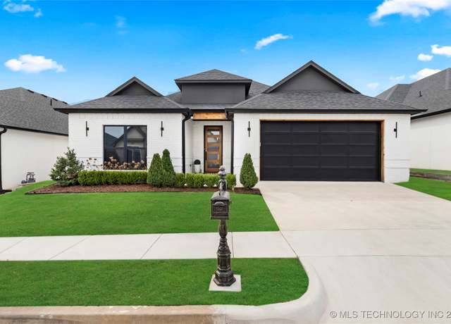 Property at 922 W 86th St, Tulsa, OK 74132, 2 beds, 2.5 baths