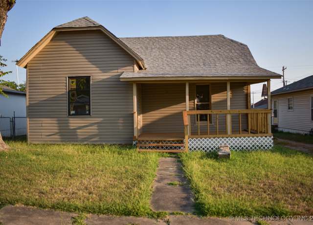 Property at 302 E 8th Ave, Bristow, OK 74010, 2 beds, 2 baths