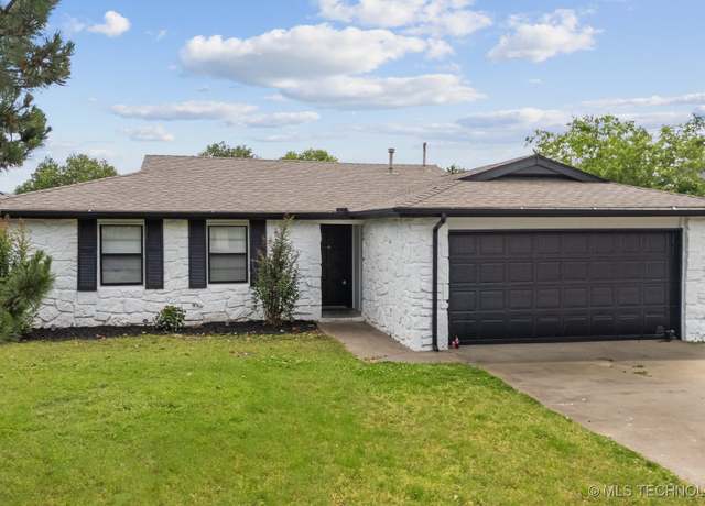 Property at 306 E 23rd St, Owasso, OK 74055, 3 beds, 2 baths