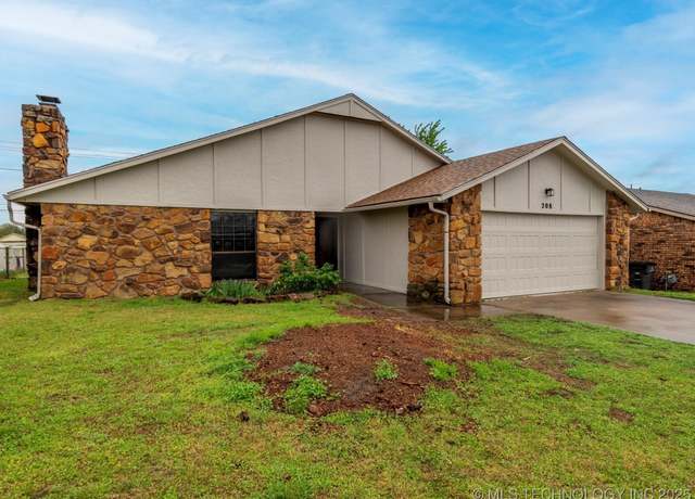 Property at 208 NE Spruce Ave, Bartlesville, OK 74006, 3 beds, 2 baths