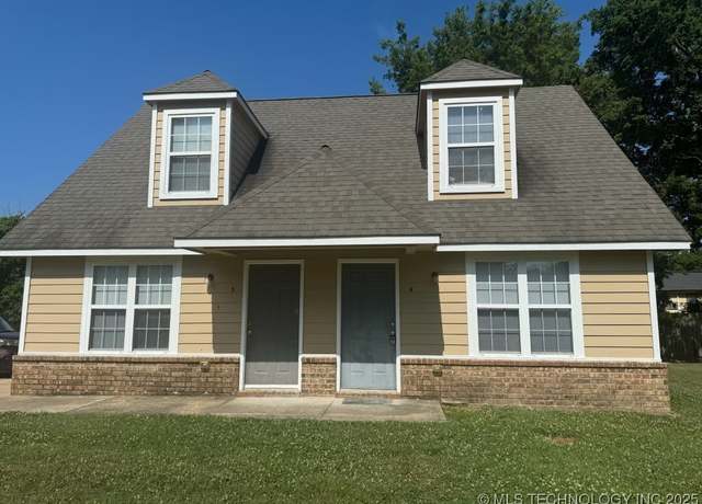 Property at 310 York St, Tahlequah, OK 74464, 6 beds, 7 baths