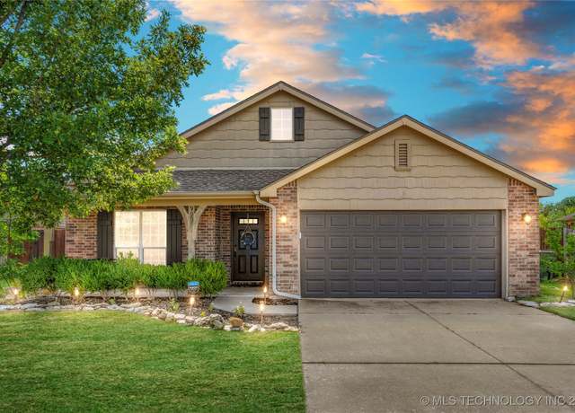 Property at 9009 N 157th EastAvenue, Owasso, OK 74055, 4 beds, 2 baths
