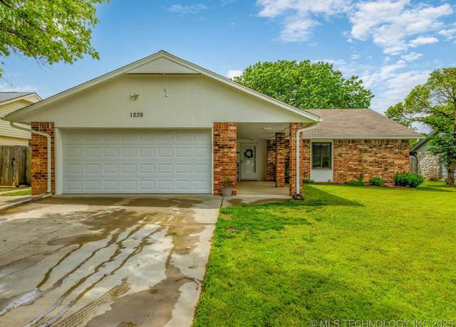 Property at 1239 East Dr, Bartlesville, OK 74006, 3 beds, 2 baths