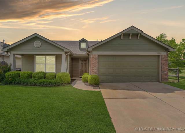 Property at 2800 N 20th St, Broken Arrow, OK 74012, 3 beds, 2 baths
