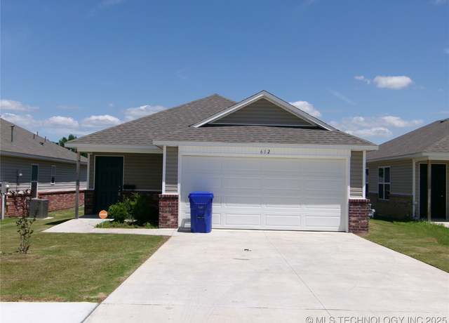 Property at 612 Christy Dr, Muskogee, OK 74403, 3 beds, 2 baths