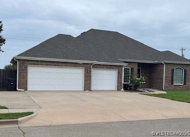 Property at 417 Parkhill Loop, Bartlesville, OK 74006, 4 beds, 2 baths
