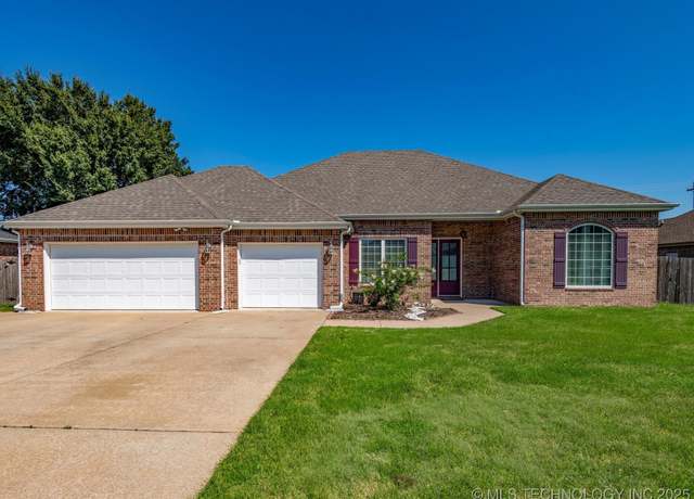 Property at 417 Parkhill Loop, Bartlesville, OK 74006, 4 beds, 2 baths