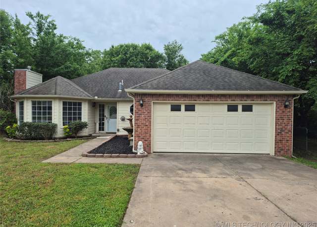 Property at 224 E 148th St, Glenpool, OK 74033, 3 beds, 2 baths