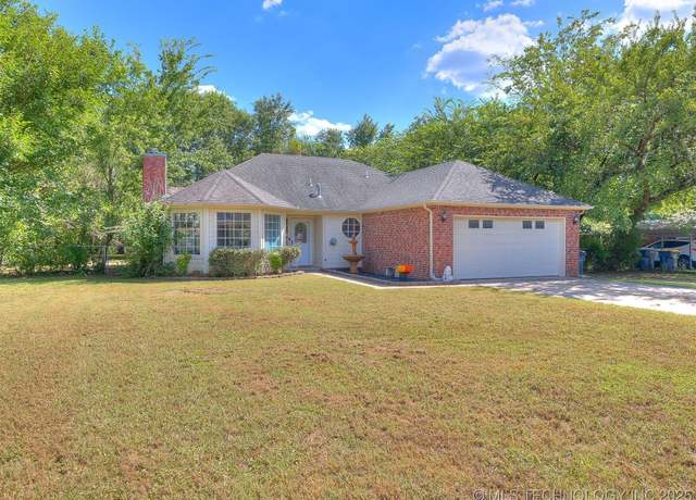 Property at 224 E 148th St, Glenpool, OK 74033, 3 beds, 2 baths
