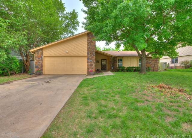 Property at 6810 E 95th St, Tulsa, OK 74133, 3 beds, 2 baths