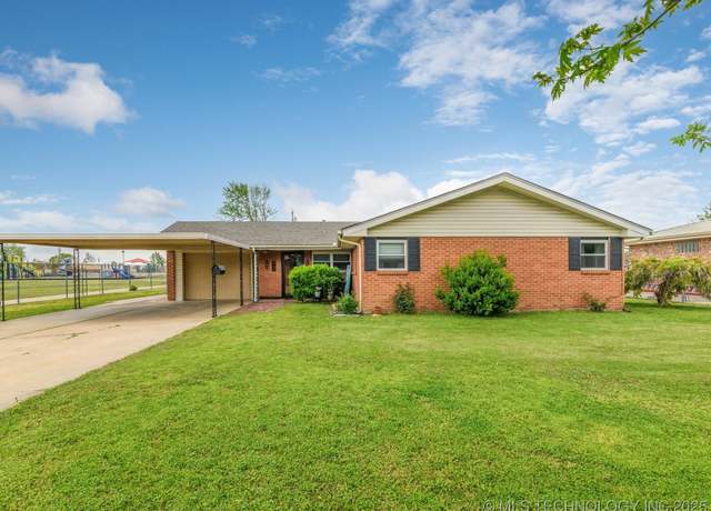 Property at 218 NE Fenway Ave, Bartlesville, OK 74006, 3 beds, 2 baths
